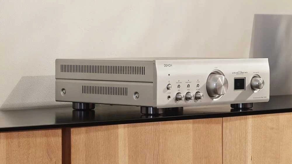 Denon PMA-1700NE integruotas stiprintuvas su šoniniu signalu