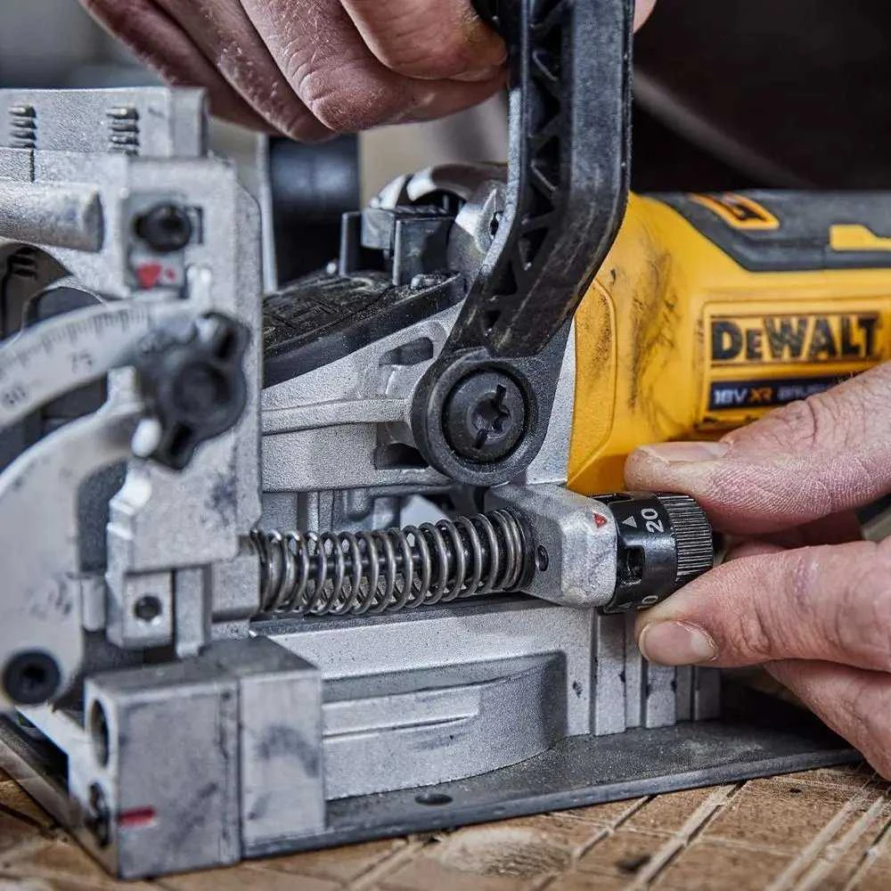 Dewalt griovelių freza DCW682N 18V be akumuliatoriaus ir kroviklio