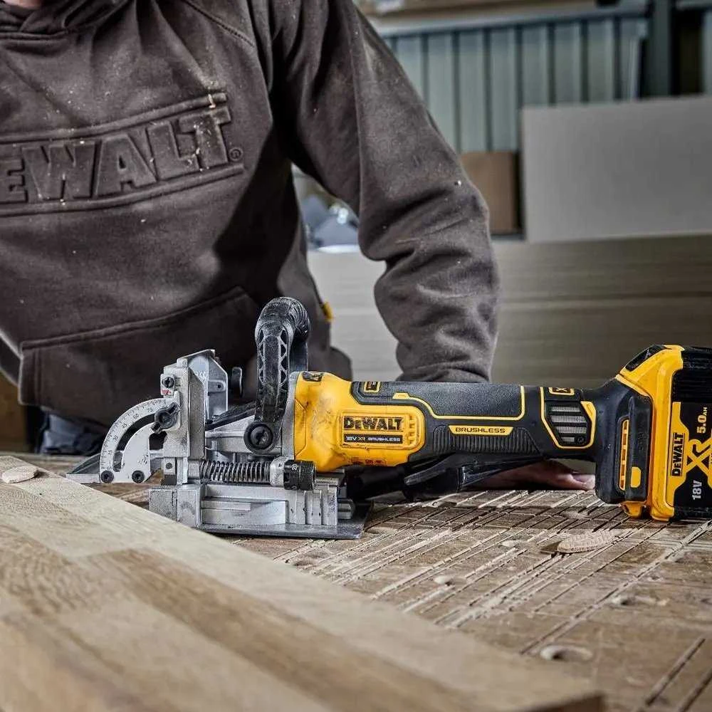 Dewalt griovelių freza DCW682N 18V be akumuliatoriaus ir kroviklio
