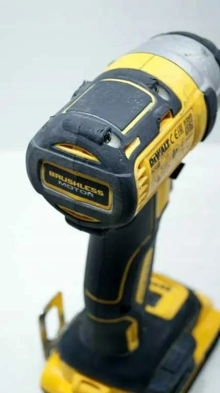 Dewalt smūginis veržliaraktis – galinis korpuso vaizdas