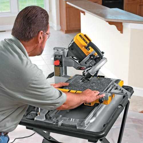 Plytelių pjovimo staklės DeWalt D24000; 690x690 mm