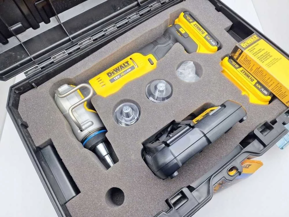 Plastikinių vamzdžių plėstuvas DeWalt DCE400D2-QW; 18 V; 2x2,0 Ah akum.
