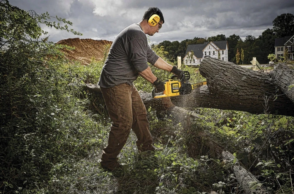 Dewalt DPG17-BX ausinės naudojant krūmapjovę