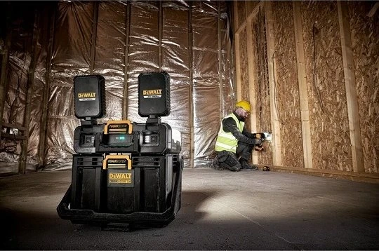 Įrankių dėžė DeWalt DWST08061-1 + prožektorius