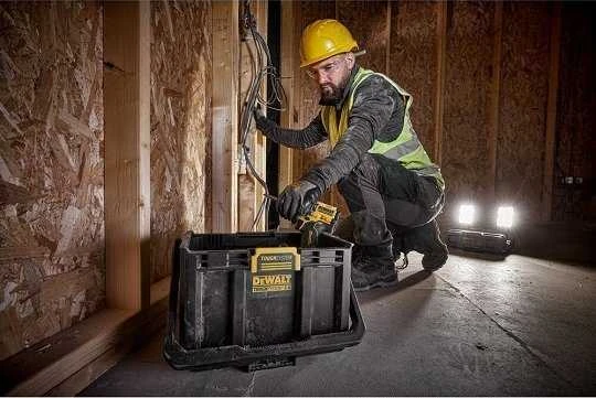 Įrankių dėžė DeWalt DWST08061-1 + prožektorius