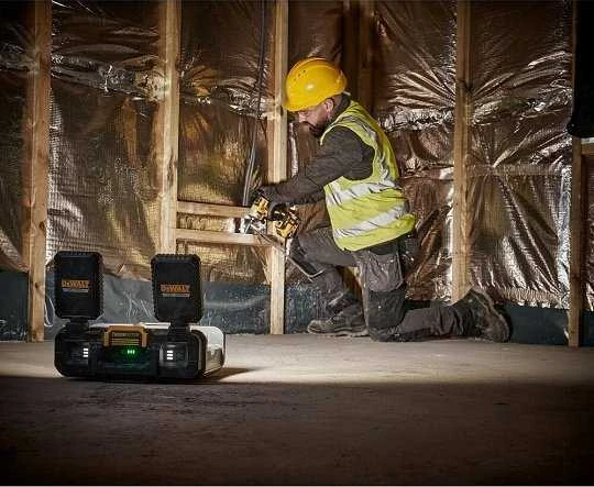 Įrankių dėžė DeWalt DWST08061-1 + prožektorius