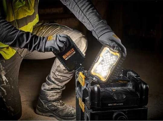 Įrankių dėžė DeWalt DWST08061-1 + prožektorius