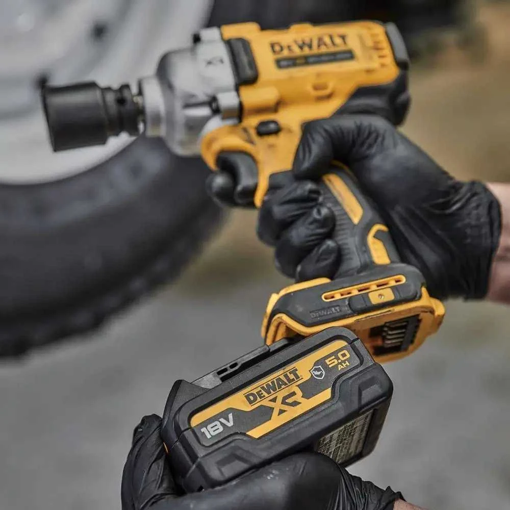 DEWALT Smūginis veržliasukis 1/2" 18V 812Nm 2x5,0Ah 4-BIEGI PIERŚCIEŃ ZABEZPIECZAJĄCY DCF891P2G