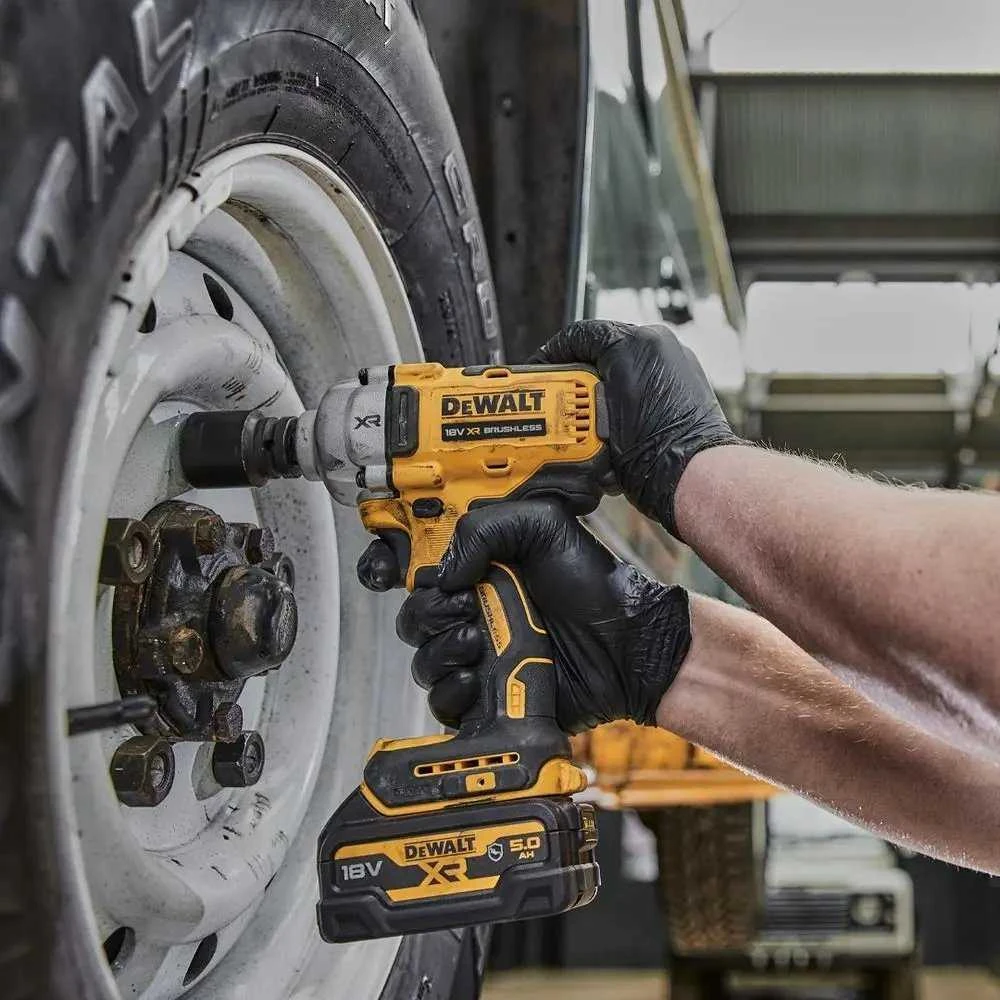 DEWALT Smūginis veržliasukis 1/2" 18V 812Nm 2x5,0Ah 4-BIEGI PIERŚCIEŃ ZABEZPIECZAJĄCY DCF891P2G