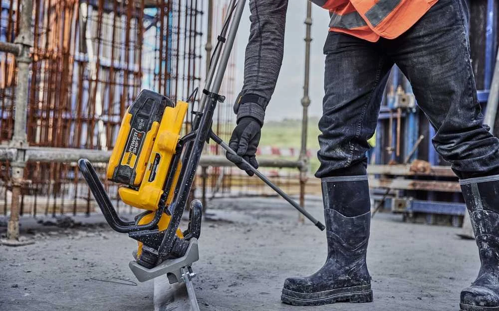 Akumuliatorinė vibruojanti betono lygintuvo plokštė, POWERSHIFT, 54V, DeWalt [DCPS330N-XJ]