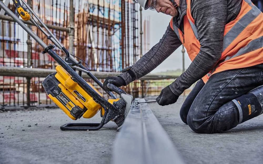 Akumuliatorinė vibruojanti betono lygintuvo plokštė, POWERSHIFT, 54V, DeWalt [DCPS330N-XJ]