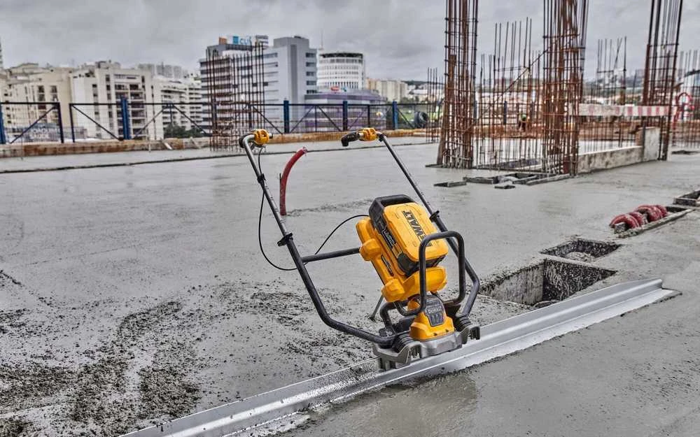 Akumuliatorinė vibruojanti betono lygintuvo plokštė, POWERSHIFT, 54V, DeWalt [DCPS330N-XJ]