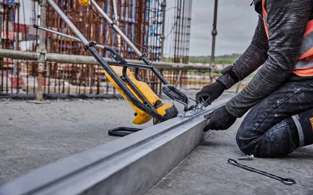 Akumuliatorinė vibruojanti betono lygintuvo plokštė, POWERSHIFT, 54V, DeWalt [DCPS330N-XJ]