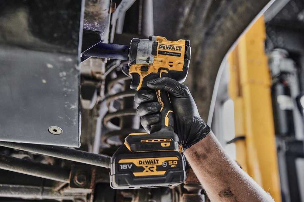 De Walt DEWALT.Smūginis veržliasukis 3/8" 18V DCF923P2G 406Nm 2x5,0Ah ZAPADKA