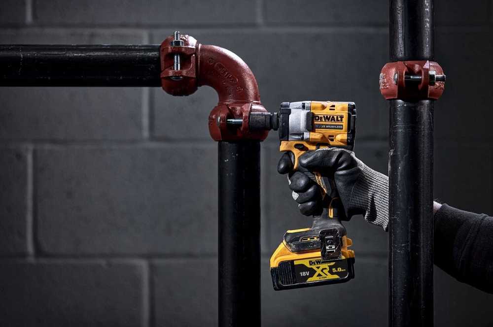 De Walt DEWALT.Smūginis veržliasukis 3/8" 18V DCF923P2G 406Nm 2x5,0Ah ZAPADKA
