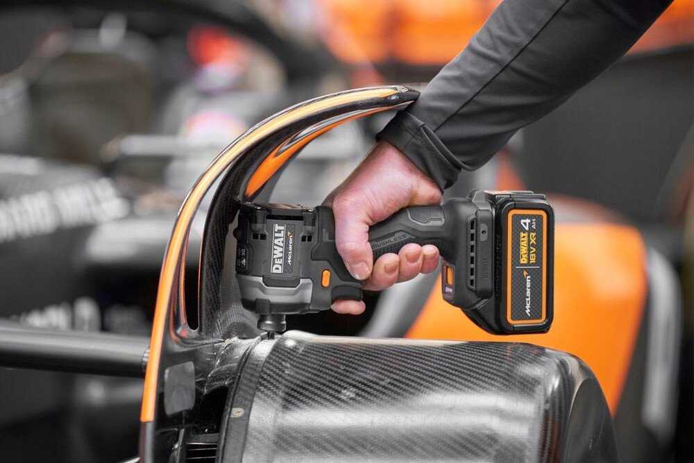 Dewalt 18 V XR sukimo smūginis 2 x 5 Ah „McLaren“