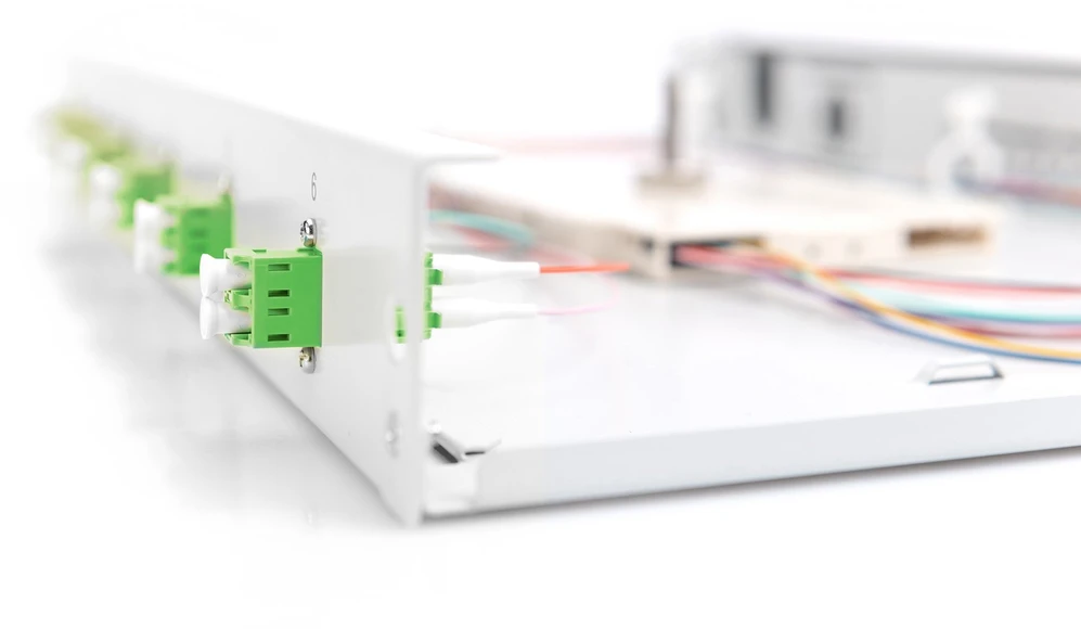 Digitus Digitus optinio pluošto sujungimų dėžutė – 1U – sukomplektuota – 6x LC APC DX – OS2