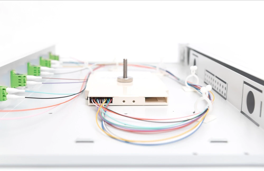 Digitus Digitus optinio pluošto sujungimų dėžutė – 1U – sukomplektuota – 6x LC APC DX – OS2