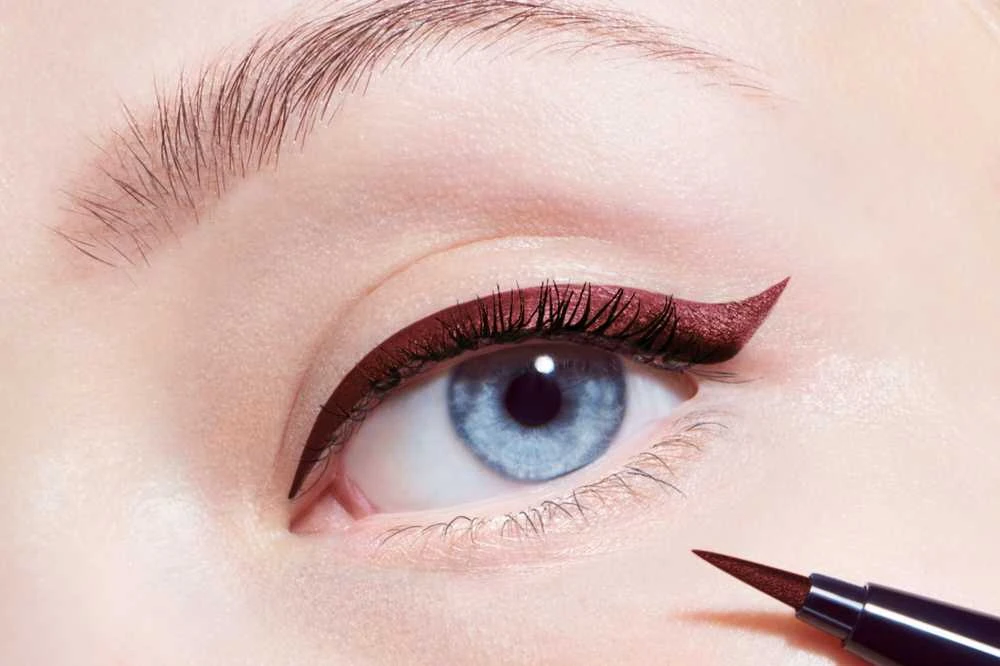 Christian Dior Diorshow On Stage Atsparus vandeniui Ultra-Flexible Felt Tip Intense Color Liquid Akių apvadas 676 Satin Rust 0.55 ml