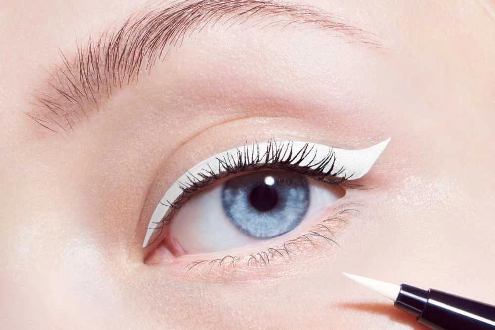 Christian Dior Diorshow On Stage Atsparus vandeniui Ultra-Flexible Felt Tip Matte Liquid Akių apvadas 001 Baltas 0.55 ml