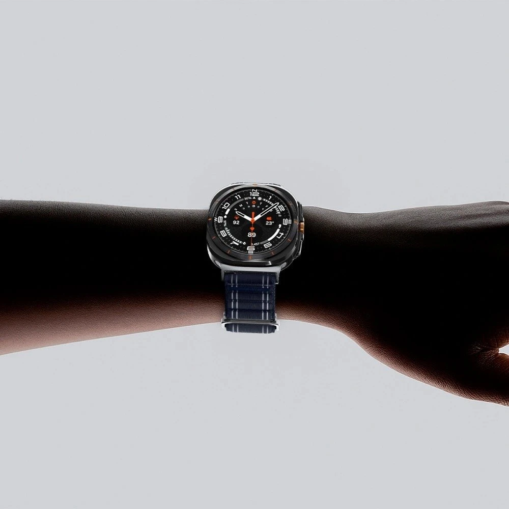 „Spigen“ medžiaginis dirželis (su lipdukais), tamsiai mėlynas – „Samsung Galaxy Watch Ultra 47mm“