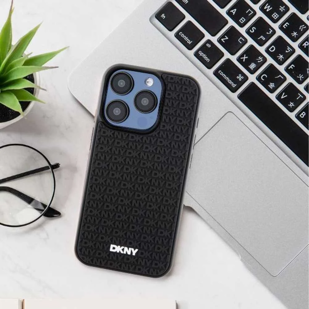 DKNY DKHCP15S3DRPWK Apple iPhone 15 14 13 6.1″ juodos spalvos kietas dėklas 3D Rubber Repeat Pattern