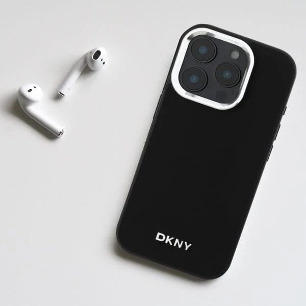 DKNY DKHMP16LPSCMCLK Apple iPhone 16 Pro 6.3″ juodos spalvos kietas dėklas Plain Sidabrinis Logo MagSafe