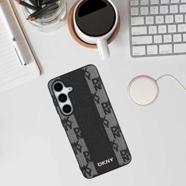 Dėklas DKNY Leather Checkered Pattern MagSafe Samsung Galaxy S25 juodos spalvos