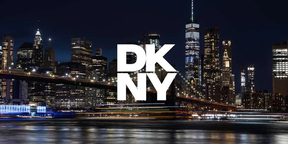 Apple iPhone 15 Pro DKNY Hardcase Wrist Strap Stock Logo (DKHCP15LPBSWSK) dėklas telefonui juodos spalvos