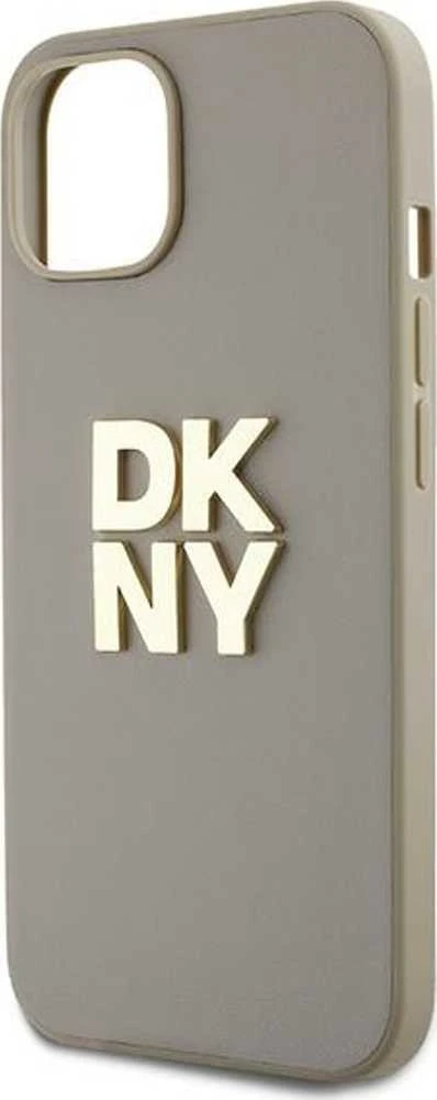 DKNY DKHCP15MPBSWSE Apple iPhone 15 Plus 6.7" smėlio spalvos kietas dėklas su riešo dirželiu ir standartiniu logotipu.
