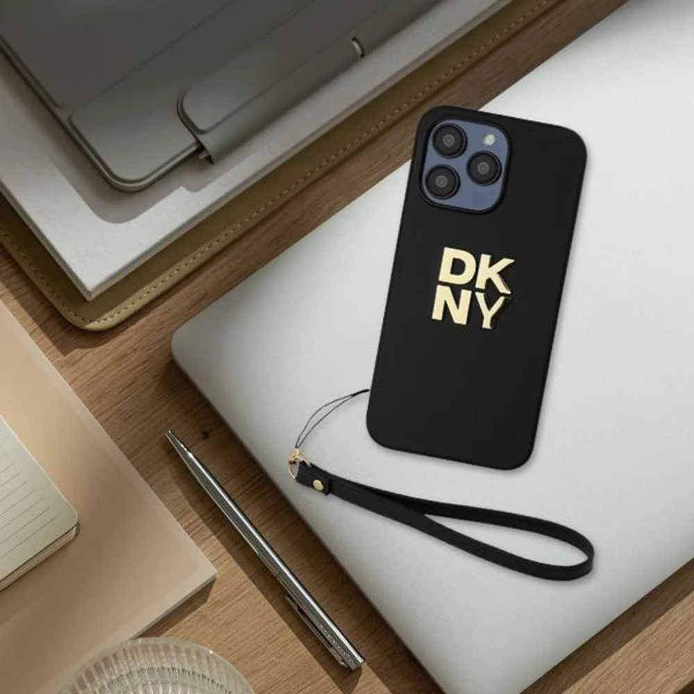 DKNY DKHCP15XPBSWSE Apple iPhone 15 Pro Max 6.7" smėlio spalvos kietas dėklas su riešo dirželiu ir standartiniu logotipu.