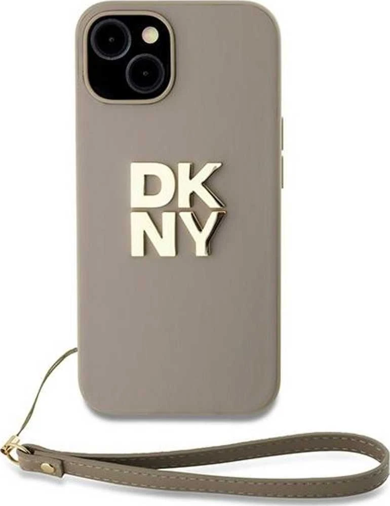 DKNY DKHCP15MPBSWSE Apple iPhone 15 Plus 6.7" smėlio spalvos kietas dėklas su riešo dirželiu ir standartiniu logotipu.
