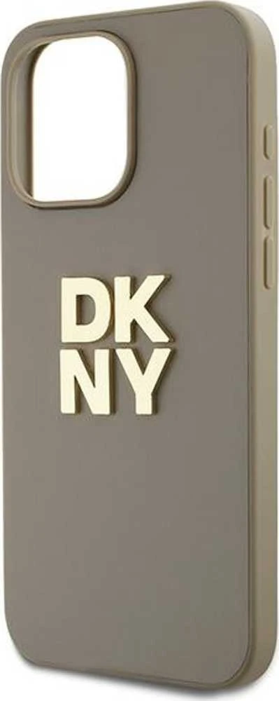 DKNY DKHCP15XPBSWSE Apple iPhone 15 Pro Max 6.7" smėlio spalvos kietas dėklas su riešo dirželiu ir standartiniu logotipu.