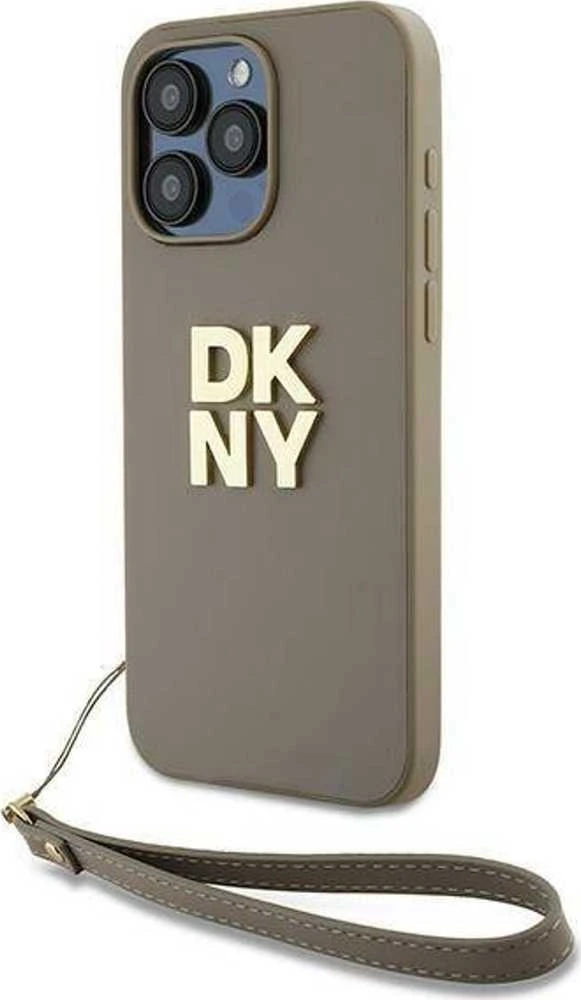 DKNY DKHCP15XPBSWSE Apple iPhone 15 Pro Max 6.7" smėlio spalvos kietas dėklas su riešo dirželiu ir standartiniu logotipu.