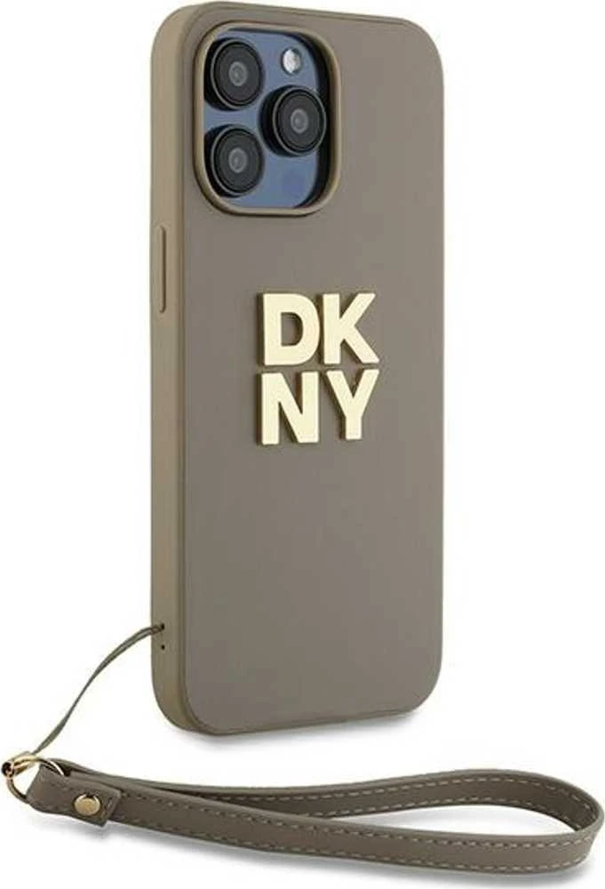 DKNY DKHCP15XPBSWSE Apple iPhone 15 Pro Max 6.7" smėlio spalvos kietas dėklas su riešo dirželiu ir standartiniu logotipu.