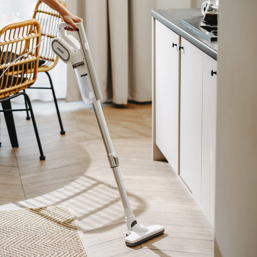 Mesko Adler | Vertikalus cikloninis dulkių siurblys | MS 7058 | Virvelinis veikiantis | 400 W | 220-240 V | Veikimo spindulys 8,35 m | Baltas
