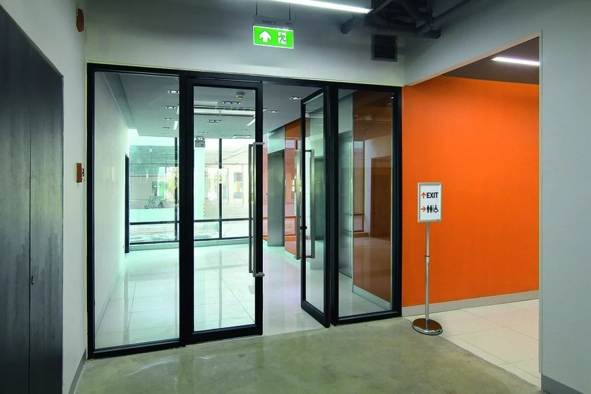 Informacinis stovas DURABLE, A4, su aliuminio rėmeliu atlenkiamais kraštais
