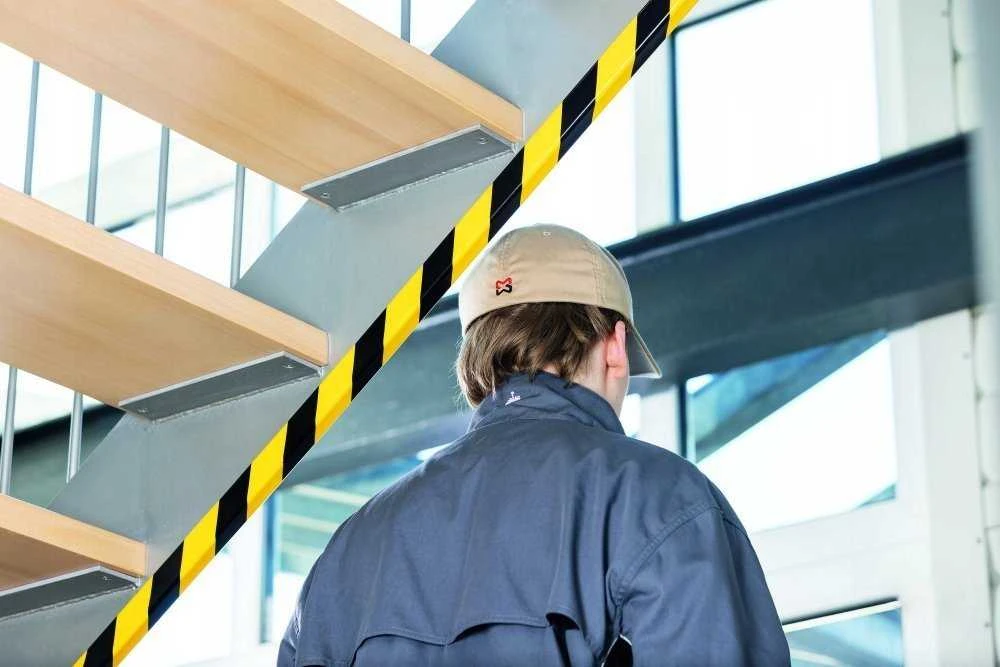 Plakatas Durable DURABLE Kantenschutzprofil E8R gelb/juodas selbstkl 1m