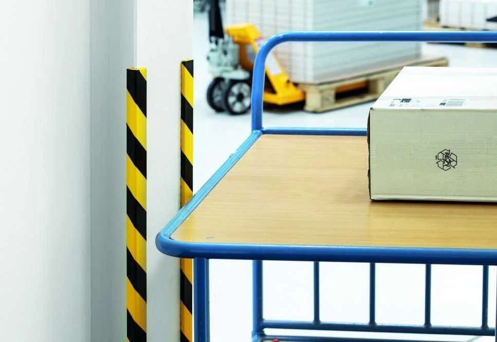 Plakatas Durable DURABLE Kantenschutzprofil E8R gelb/juodas selbstkl 1m