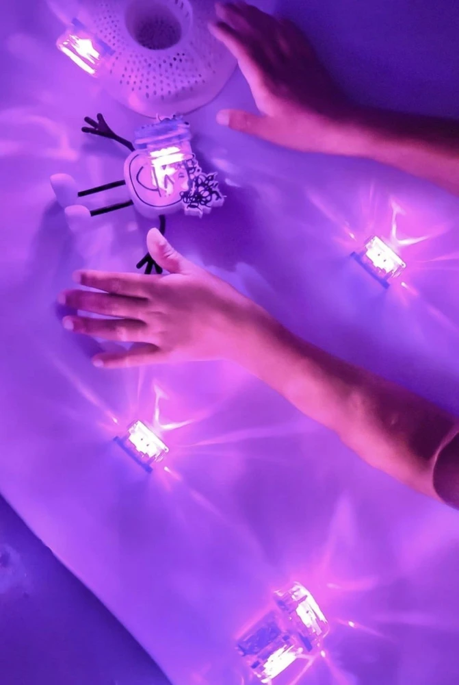 Duronic Glo Pals, Lumi vonios figūrėlė - rinkinys su dviem sensoriniais kubeliais, kurie šviečia vandenyje