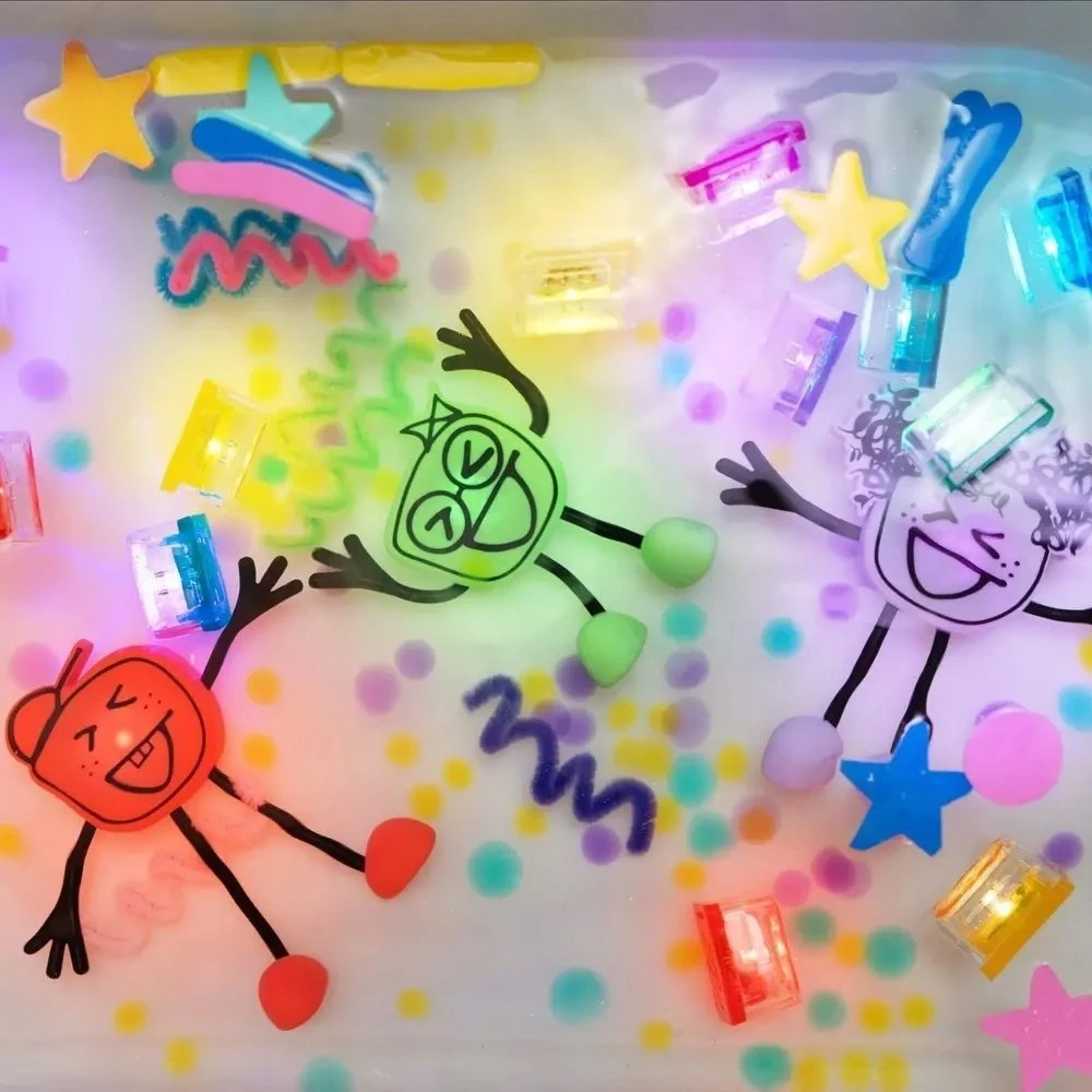 Duronic Glo Pals, Sammy vonios personažas - rinkinys su dviem sensoriniais kubeliais, kurie šviečia vandenyje