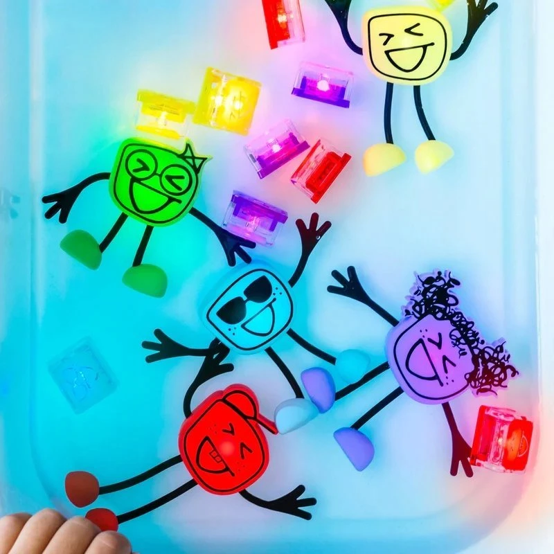 Duronic Glo Pals, Sammy vonios personažas - rinkinys su dviem sensoriniais kubeliais, kurie šviečia vandenyje