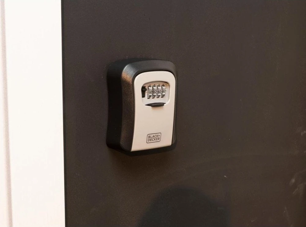 BLACK &amp; DECKER Juodas &amp; DECKER RAKINAMA RAKINĖ DĖŽUTĖ SU 4 SKAITMENŲ KODU Juodas + DECKER 239941