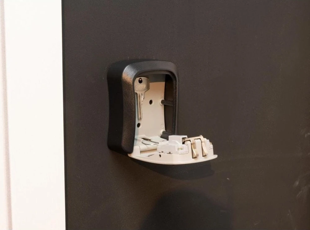 BLACK &amp; DECKER Juodas &amp; DECKER RAKINAMA RAKINĖ DĖŽUTĖ SU 4 SKAITMENŲ KODU Juodas + DECKER 239941