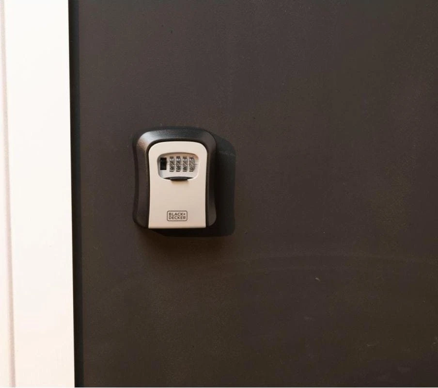 BLACK &amp; DECKER Juodas &amp; DECKER RAKINAMA RAKINĖ DĖŽUTĖ SU 4 SKAITMENŲ KODU Juodas + DECKER 239941