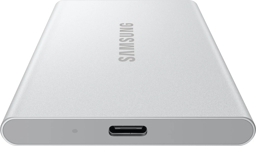 Kietasis diskas Nešiojamasis SSD diskas „Samsung T7 Resurrected 1TB“, kurio skaitymo sparta – 1050 MB/s, įrašymo sparta – 1000 MB/s.