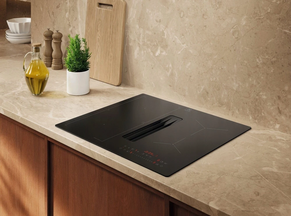 60 cm pločio SaphirMatt indukcinė kaitlentė su integruotu gartraukiu Electrolux ECC63410CT