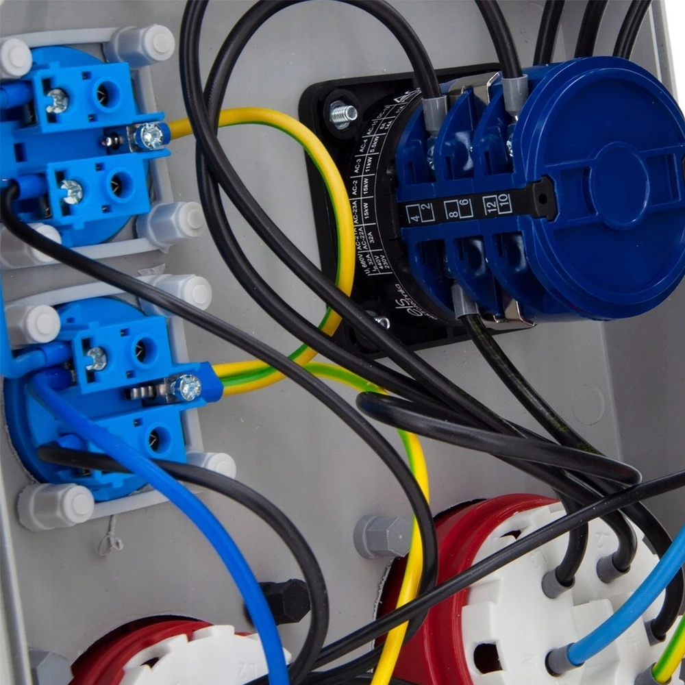 Els Elektrotechnika N211LP Statybinis skirstomasis įrenginys 16A/5P + 32A/5P + 2*GS 230V + L-0-P jungiklis, N211LP