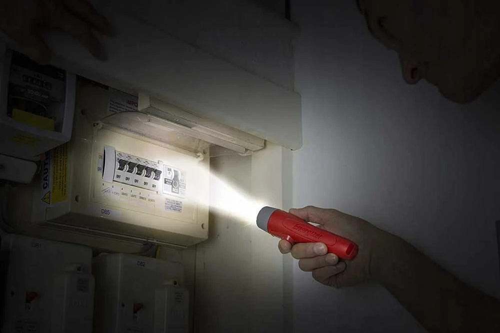 Energizer magnetinis žibintuvėlis apšviečiantis elektros skydinę