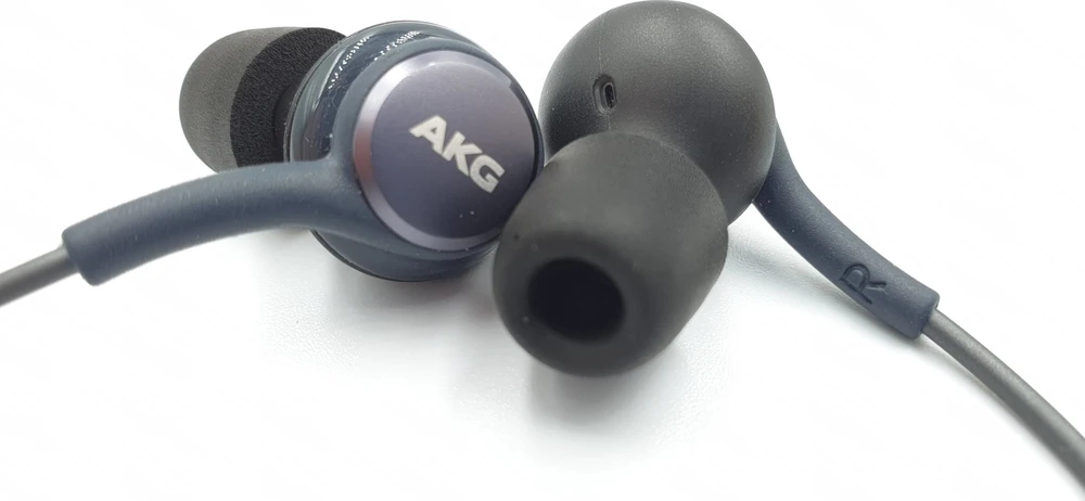 AKG ausinės su poroloniniais antgaliais